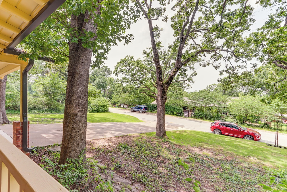 1 Mi to University of Arkansas: Home w/ Large Yard