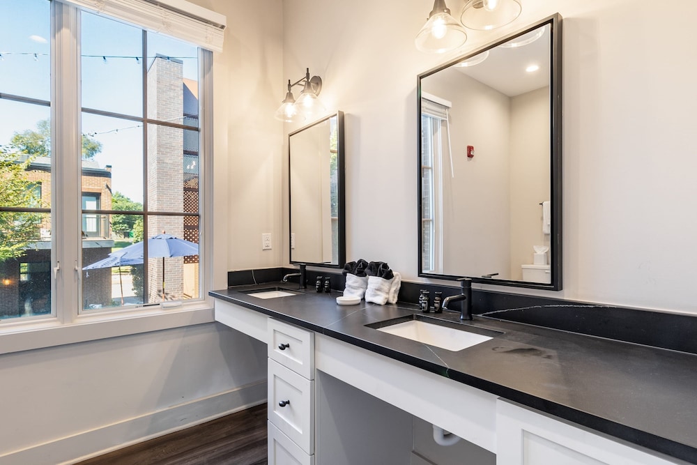 The Magnolia 10 - Avantstay Germantown w Private Balcony