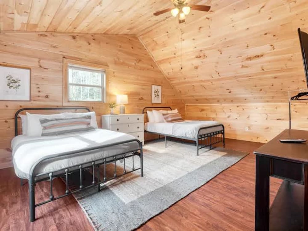 Charming Smoky Mountain Cabin w Hot tub Views