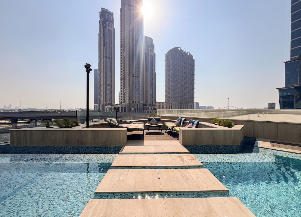 Elegant High Floor 2BR Urban Oasis