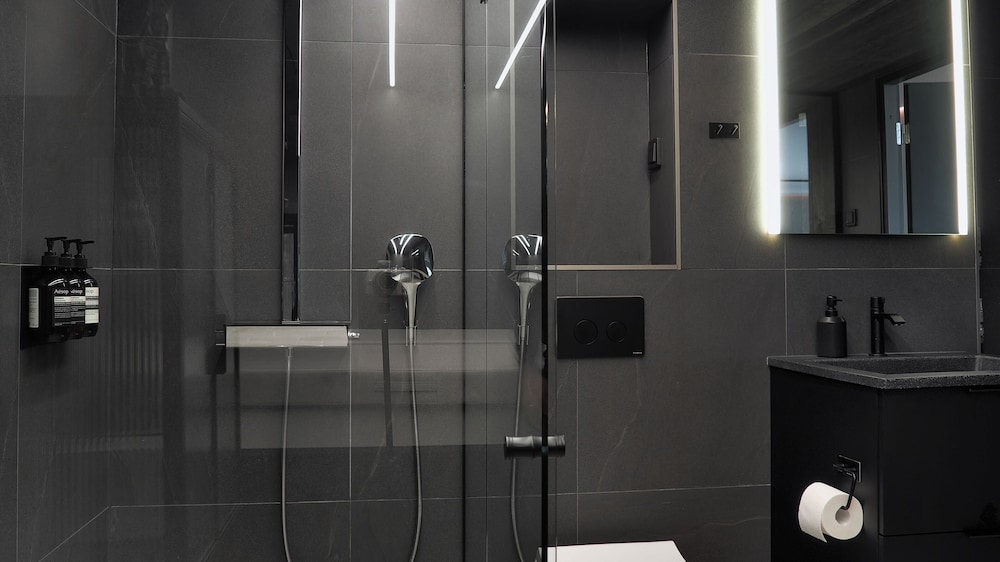 Suite with Sauna & Jacuzzi in Kamppi