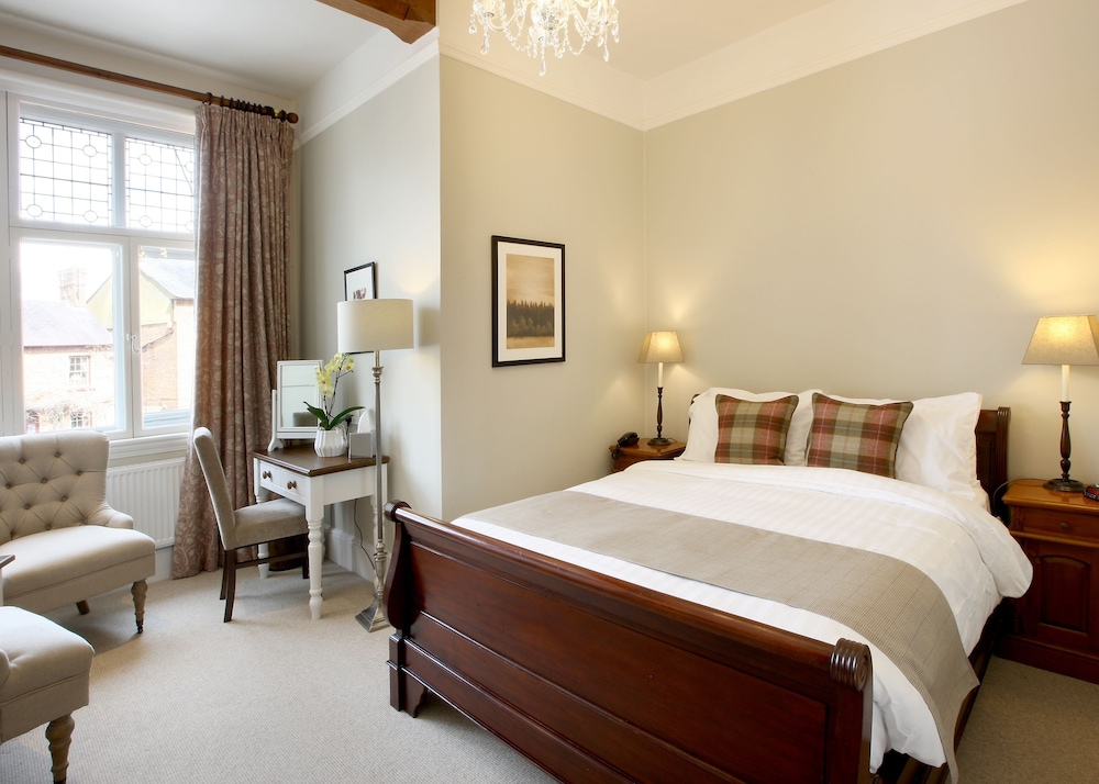 Aylesbury Vacations - The Five Arrows Hotel - Property Image 35
