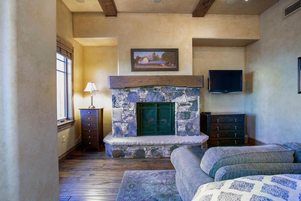 Grand Lodge - Studio #205 - Ski-in/ski-out 1 Bedroom Studio