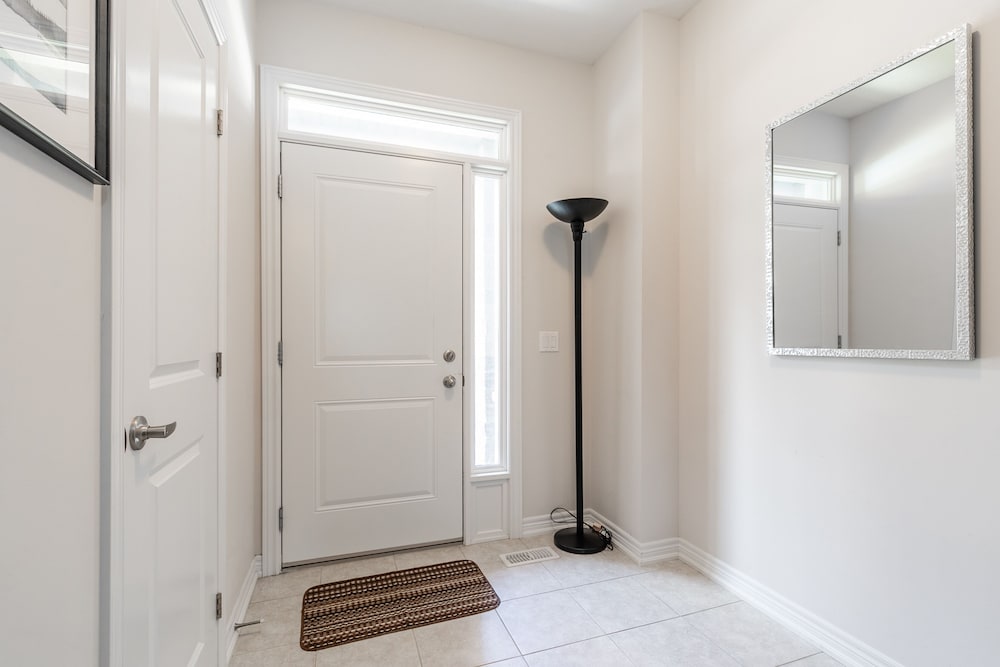 Modern 3BR 2BA Townhome in Lakeshore
