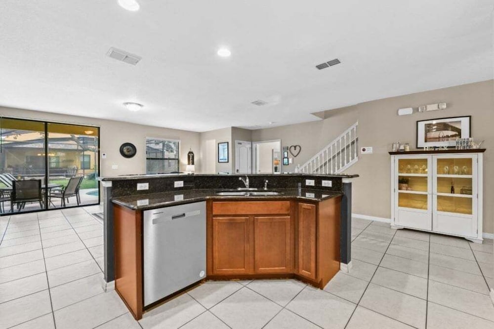Spacious 6br Villa W/ Private Pool near Disney 6 Bedroom Villa
