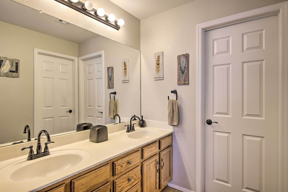 Breezy Mesa Condo w/ Community Pool & Hot Tub!