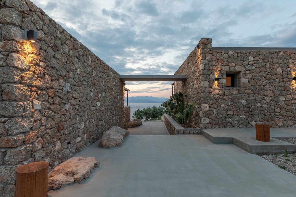 Hotel Le Grand Bleu Resort - Image 1