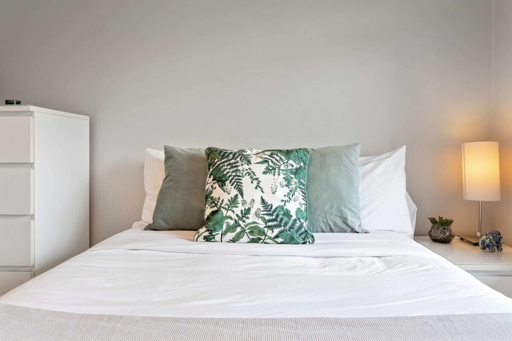 Lovely 2 Bed Apartment w Balcony nr River Thames