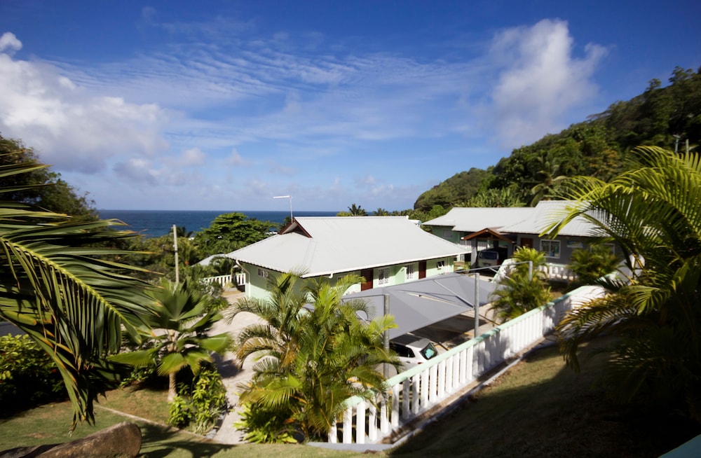 Hotel Surfers Self-Catering Chalets - Image 1