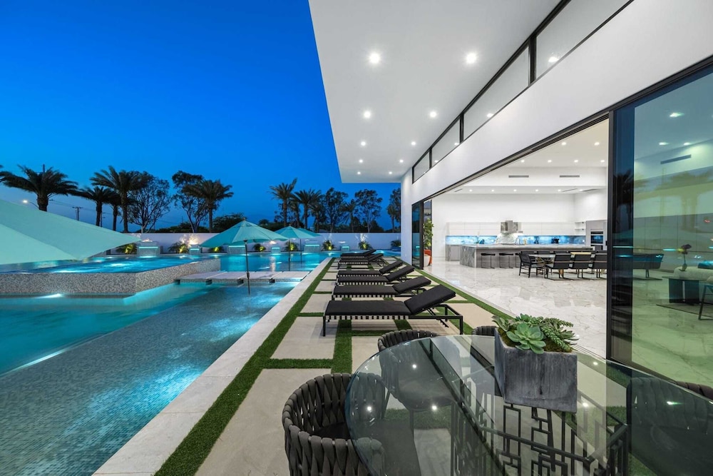 Sleeps 23 Luxury Villa w/ Pool, Hot Tub & Pickleball Court Bravo Villa 10