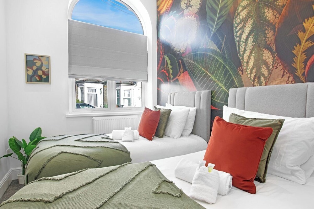 Stadium View Family & Group 3-bed Retreat