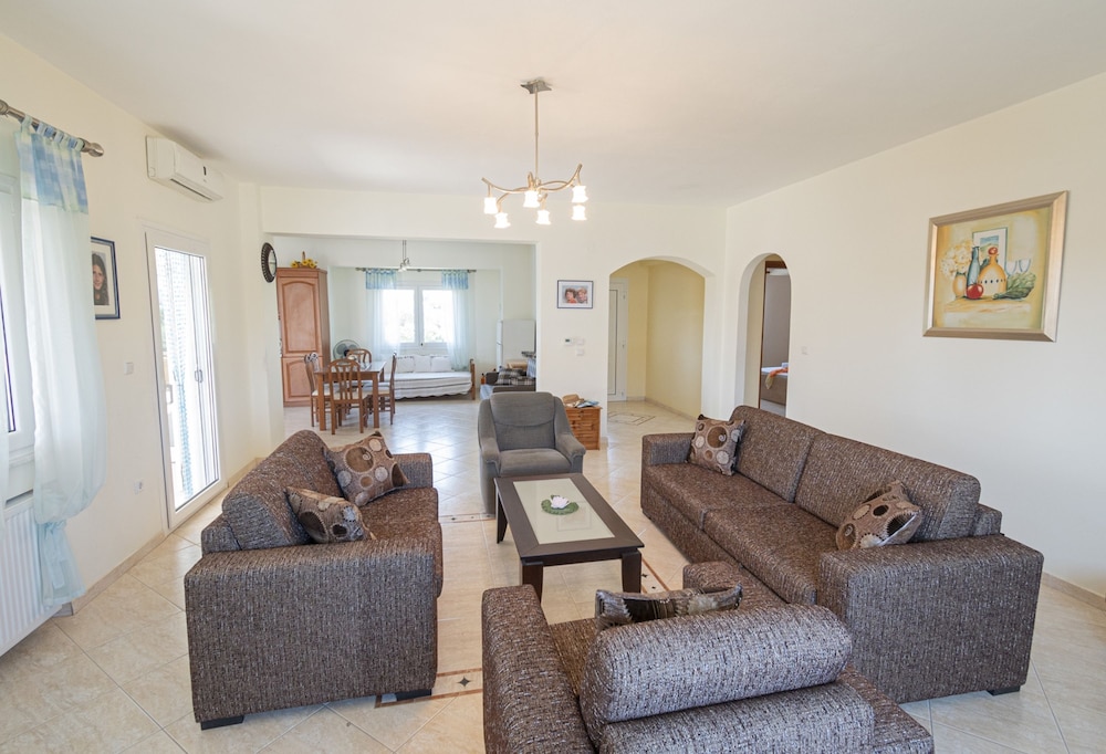 Venetia s Apartment 1st Floor by Rentalspro view 3