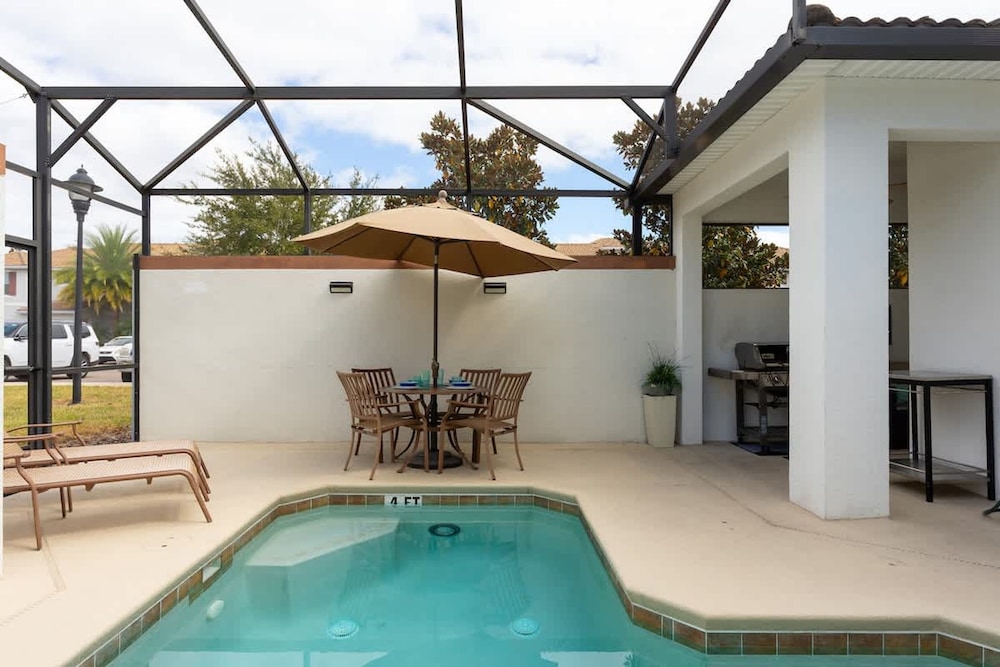 Private Pool and BBQ at Storey Lake 5BR