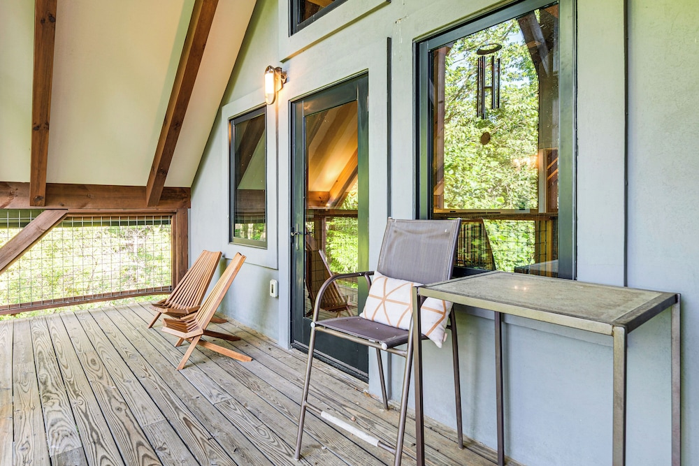 Hot Tub & Mtn Views: Modern Old Fort Hideaway!