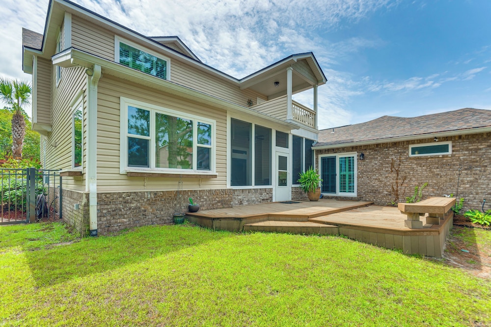 Steps to Bay: Tranquil Navarre Retreat w/ Balcony