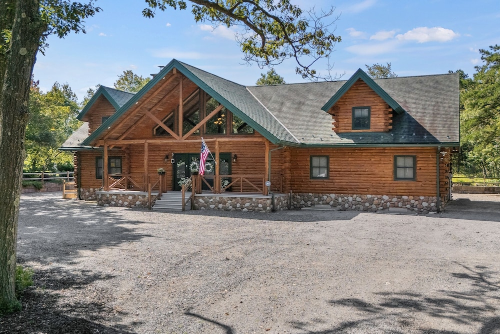 The Bigwood Cabin by Avantstay Hot Tub Firepit Pool Table Private Yard