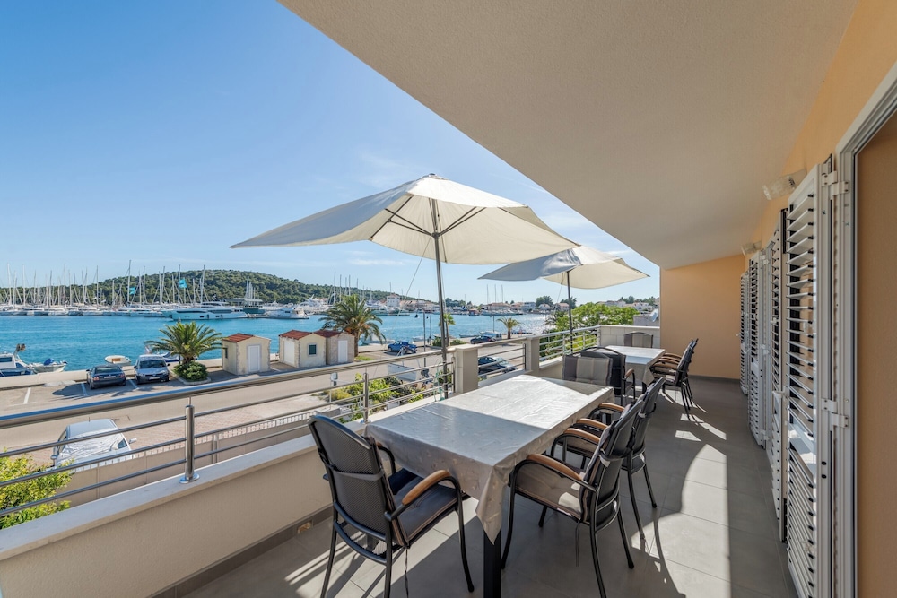 Seafront apartments Marija with terrace and mooring
