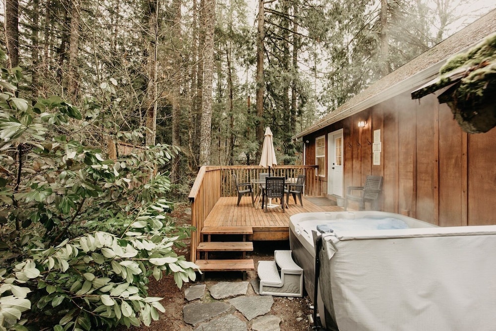 95gs - Hot Tub - Wifi - Pets Ok - Sleeps 4 2 Bedroom Home by RedAwning