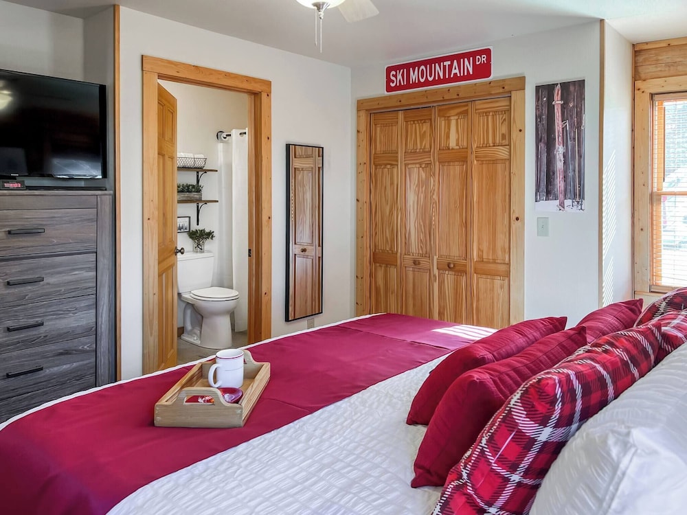 3 Kings 4 Bunks-sleeps 10-smart TV X6-parking out Front-full Kitchen-hot Tub
