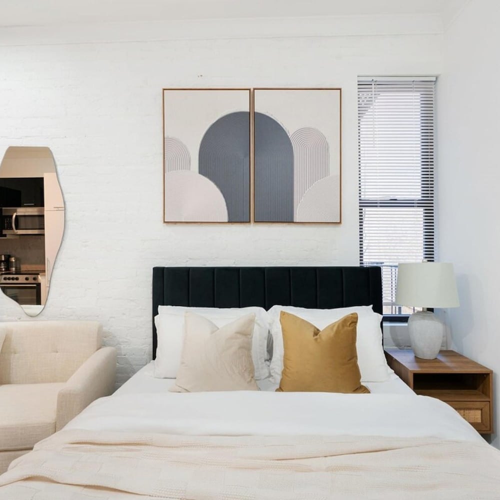 403-2e Newly Renovated Studio UES