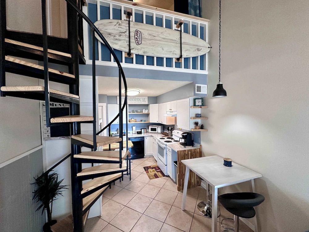 Walk to Beach Pool Sleeps 6!