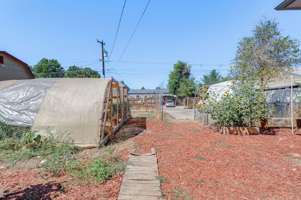 7 Mi to Denver: Inviting Aurora Home w/ Yard!