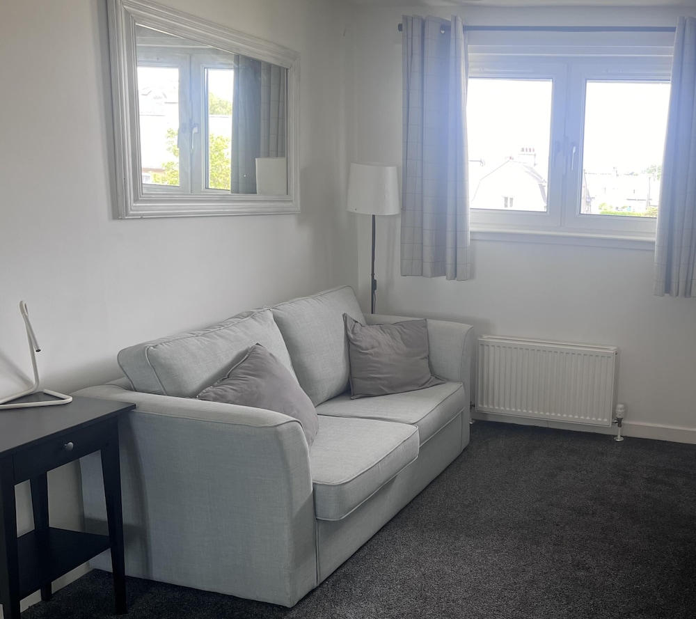 2 Bed Flat - Sleeps 4 - Pets - Parking - Wifi