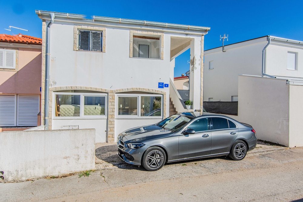 Apartments Ladika