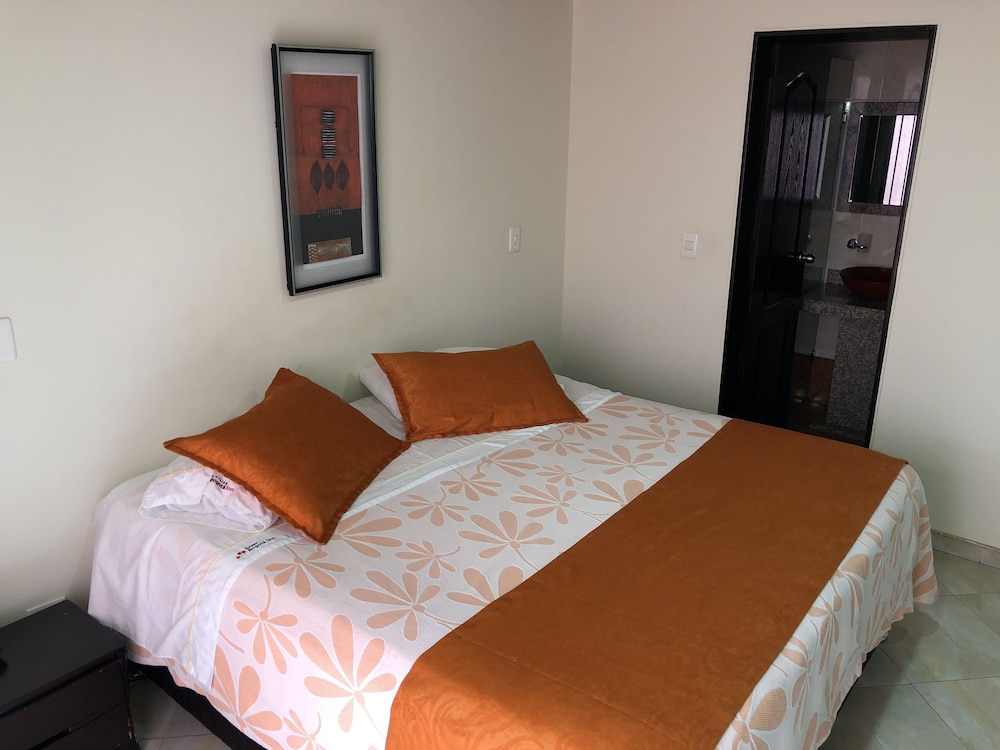 Hotel El Lago Inn