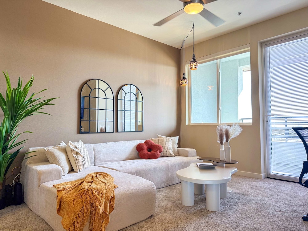 Stylish Getaway W Pool GYM Parking 10 Min to Cedar