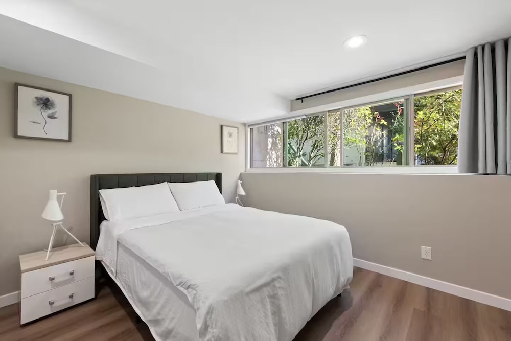 Stylish & Spacious Retreat in Downtown Bellevue