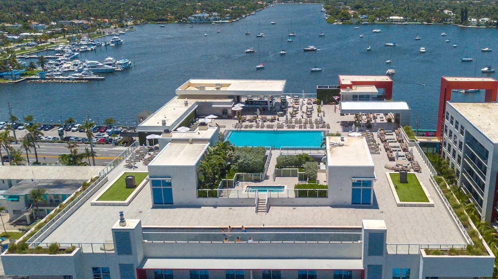 CH Deluxe Apartments  by MDR