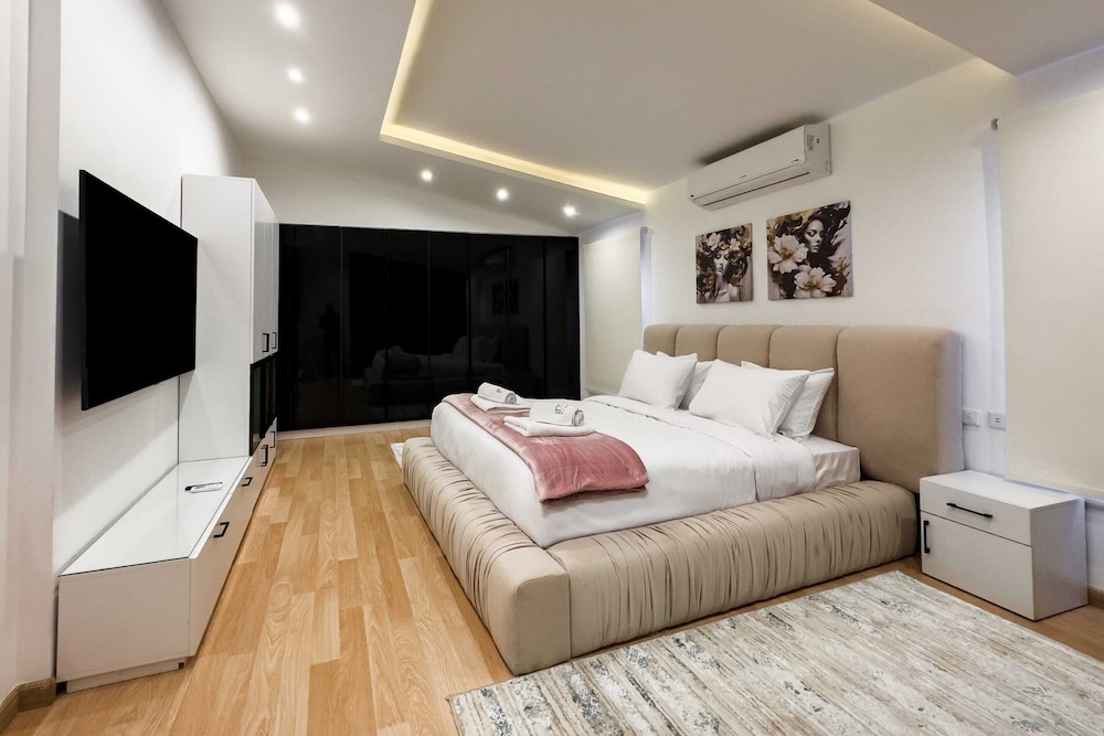 Posh & Panoramic 2bdr Rooftop 5 Min To Airport