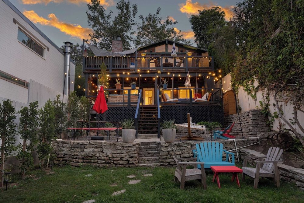 Chic LA Hideaway w/ Soaking Tub, Firepit Lounge & Tranquil Backyard
