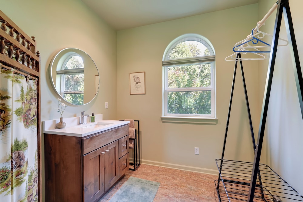 Prime Mckenzie River Gem: Sunroom + Views!