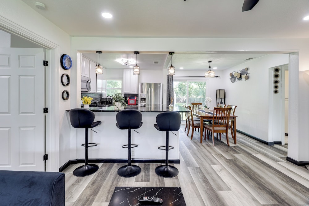 1 Mi to At&t Stadium: Family Home w/ Large Yard!