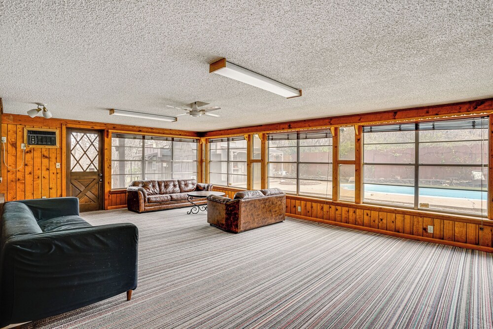 Karaoke Ready! Fort Worth Area Home w/ Pool