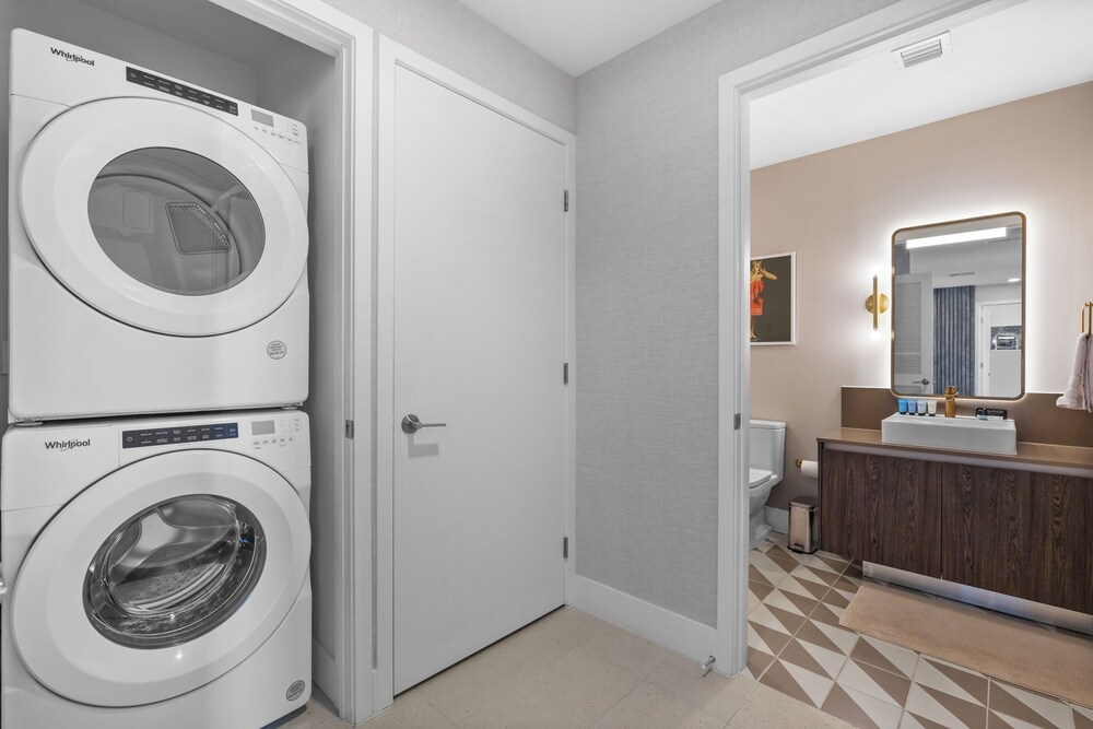 Luxury 49FL Condo with City Views