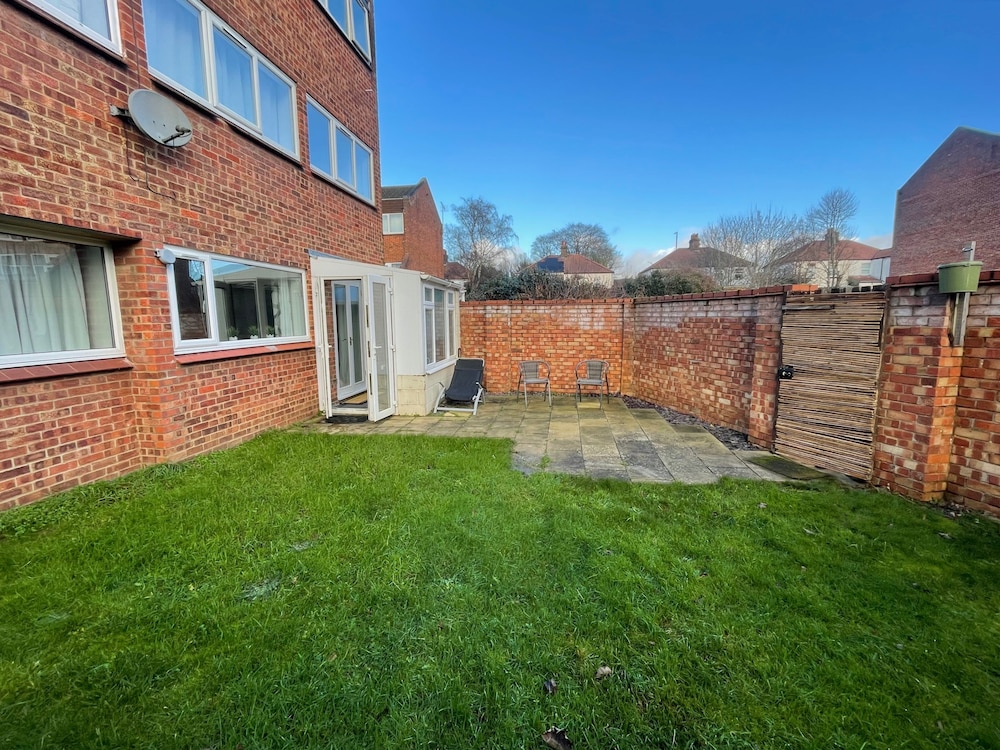 3 Bed House - Sleeps 5 - Garden - Parking - Wifi