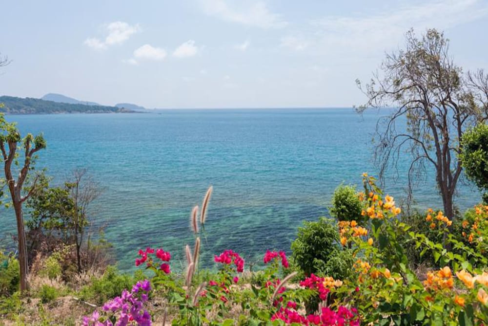 Baan Khunying – Secluded Phuket Beachfront Villa