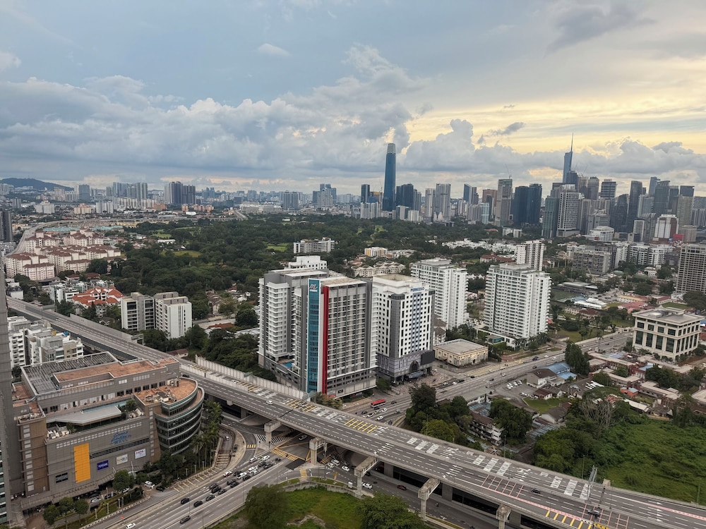 Downtown Retreat 2BR at Neu Suites
