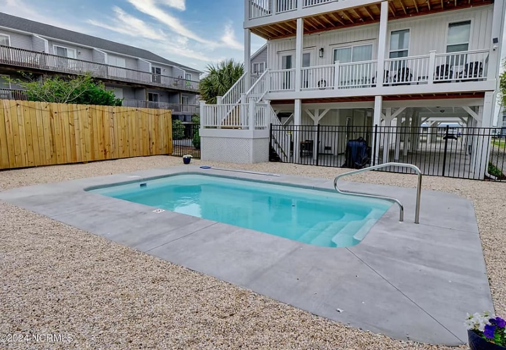 Walk to Beach Pool Ocean View Parking Bunk Beds