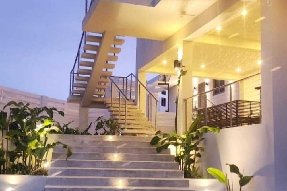 Santosha Whitehouse JM - 10 Bedroom Villa w Private Beach