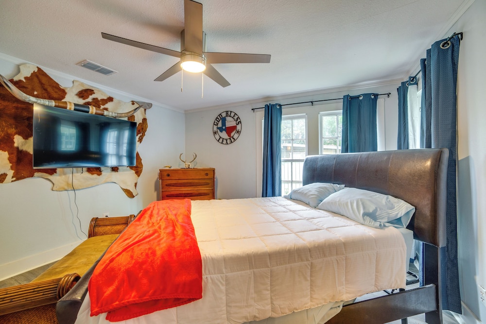7 Mi to Lake Fork: Cottage w/ Deck in Quitman