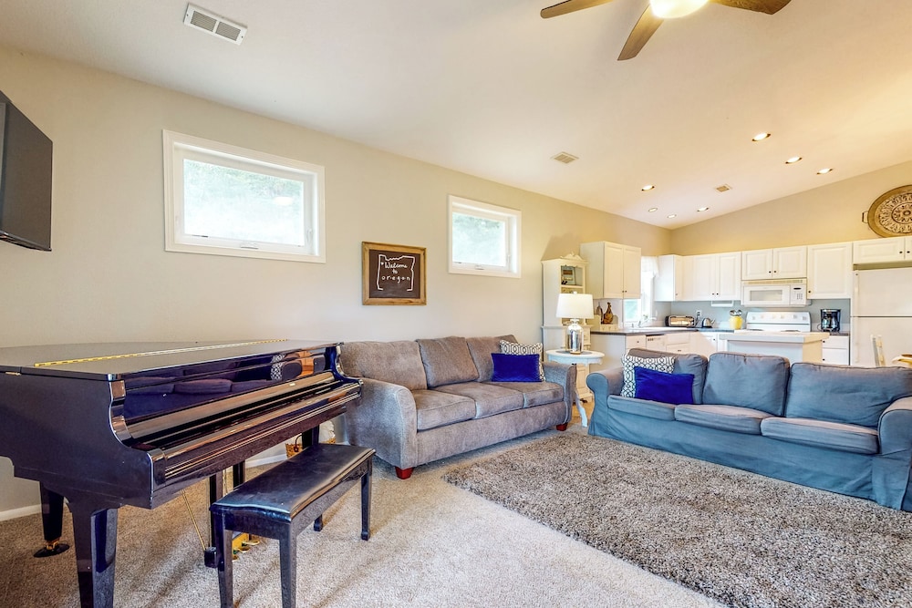 The Homested w/ Covered Deck & Views