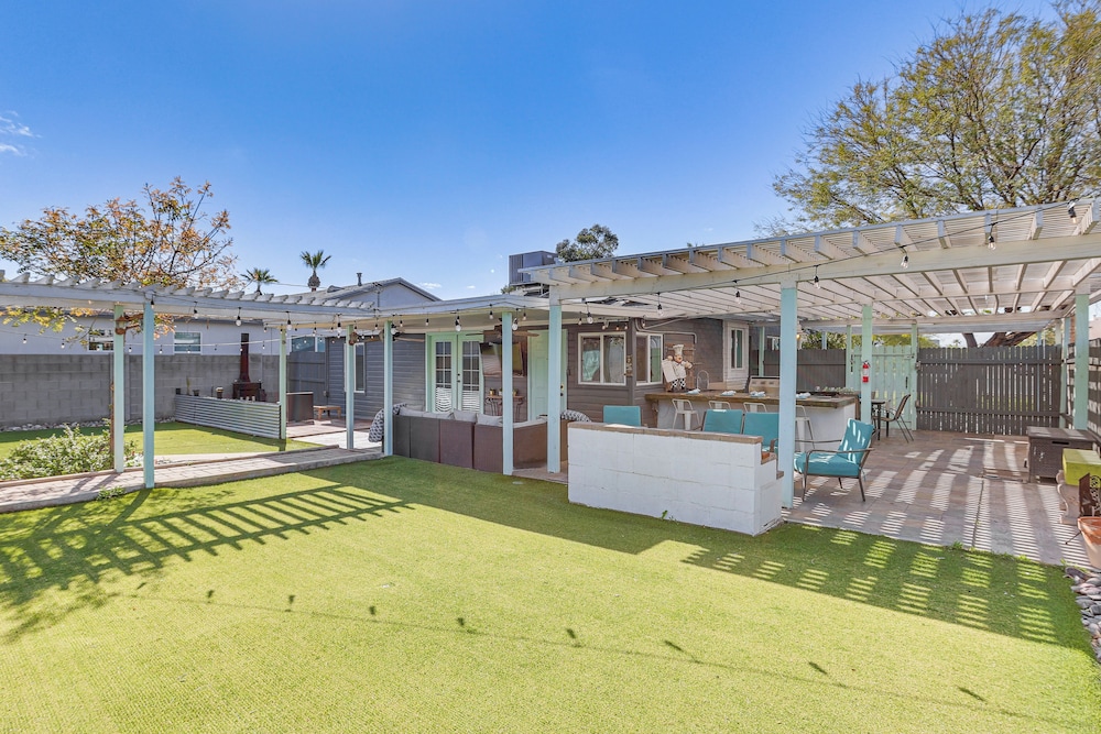 Bar & Fire Pit: Pet-friendly Phoenix 'La Casita'