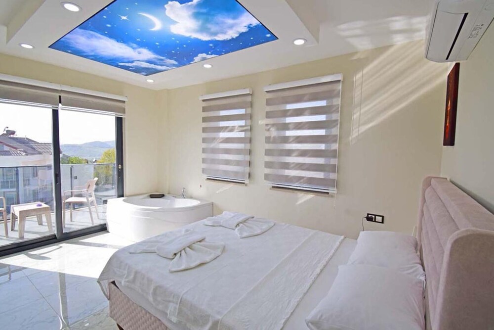 Stunning 4-bed Villa: Private Pool, Sauna & Hammam view 5