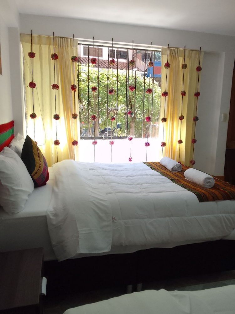 Avenue Ayahuayco view 3