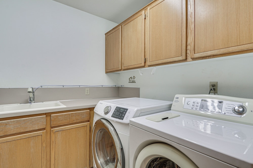 Lovely Portland Home ~ 10 Mi to Downtown!