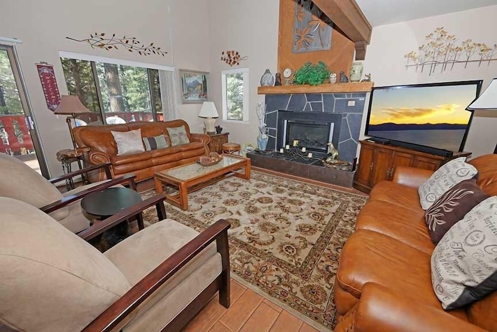 1240 Timber Lane 2 Bedroom Home by RedAwning